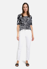 Basic Shirt mit Rippenstruktur / Modellfoto Vorderseite (Outfit)