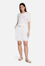 Shorts mit Bundfalten / Modellfoto Vorderseite (Outfit)