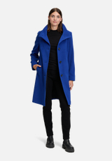Wollmantel mit Kragen / Modellfoto Vorderseite (Outfit)
