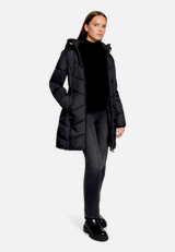 Outdoorjacke mit abnehmbarer Kapuze / Modellfoto Vorderseite (Outfit)