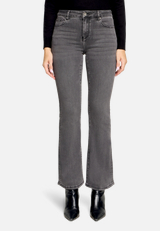Bootcut Jeans mit Waschung / Modellfoto Vorderseite