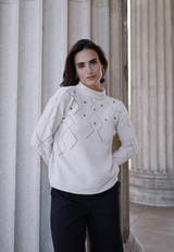 Strickpullover mit Schmucksteinen / Imagebild
