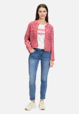 Basic Shirt mit Aufdruck / Modellfoto Vorderseite (Outfit)