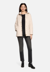 Outdoorjacke mit abnehmbarer Kapuze / Modellfoto Vorderseite (Outfit)