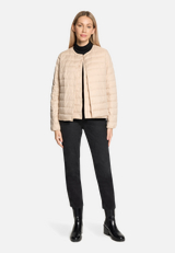 Daunen-Steppjacke mit Rundhalsausschnitt / Modellfoto Vorderseite (Outfit)