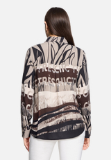 Hemdbluse mit Schmucksteinen / Modellfoto Rückseite