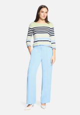 Basic Shirt mit U-Boot-Ausschnitt / Modellfoto Vorderseite (Outfit)