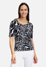 Basic Shirt mit Rippenstruktur / Modellfoto Vorderseite