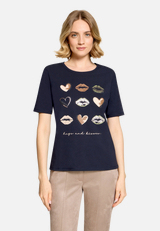 T-Shirt  mit Print "Hugs and Kisses"  / Modellfoto Vorderseite