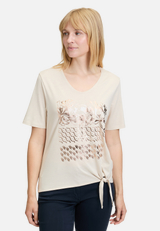 Basic Shirt mit Schleifenknoten / Modellfoto Vorderseite