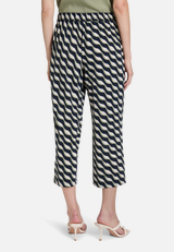 Schlupfhose mit Bundfalten / Modellfoto Rückseite