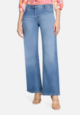 Wideleg Jeans mit Used Waschung  / Modellfoto Vorderseite