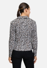 Kurzblazer mit Animalprint / Modellfoto Rückseite