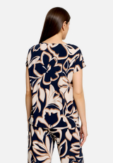 Shirt  mit Wasserfallausschnitt und Blumen / Modellfoto Rückseite