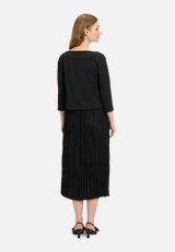 Jerseykleid mit Plissee / Modellfoto Rückseite