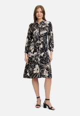 Hemdblusenkleid mit Bindegürtel / Modellfoto Vorderseite (Outfit)