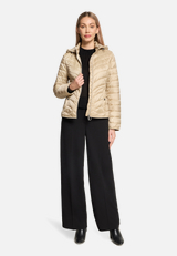 Outdoorjacke mit abnehmbarer Kapuze / Modellfoto Vorderseite (Outfit)