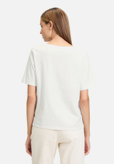 Basic Shirt mit Aufdruck / Modellfoto Rückseite