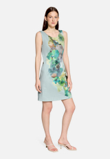 Etuikleid ohne Arm / Modellfoto Vorderseite (Outfit)