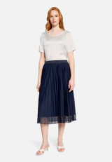 Schlupfbluse mit Rundhalsausschnitt / Modellfoto Vorderseite (Outfit)