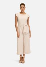 Eleganter Jumpsuit mit Bindegürtel / Modellfoto Vorderseite