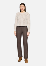 Grobstrick-Pullover mit Lochmuster / Modellfoto Vorderseite (Outfit)
