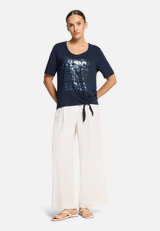 Basic Shirt mit Schleifenknoten / Modellfoto Vorderseite (Outfit)