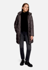 Outdoorjacke mit abnehmbarer Kapuze / Modellfoto Vorderseite (Outfit)