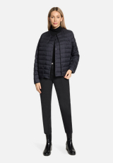 Daunen-Steppjacke mit Rundhalsausschnitt / Modellfoto Vorderseite (Outfit)