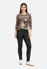 Basic Shirt mit Print / Modellfoto Vorderseite (Outfit)