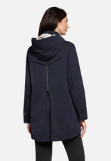 Sommerjacke mit Kapuze / Modellfoto Rückseite