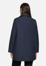 Sommerjacke mit Kapuze / Modellfoto Rückseite