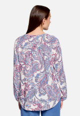 Schlupfbluse  mit Print / Modellfoto Rückseite