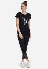 Rundhals-Shirt mit Raffung / Modellfoto Vorderseite (Outfit)