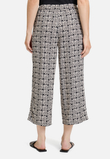 Schlupfhose mit Eingrifftaschen / Modellfoto Rückseite