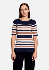 Gestreiftes T-Shirt  mit U-Boot Ausschnitt  / Modellfoto Vorderseite