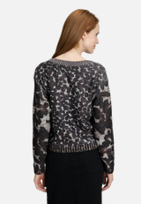 Grobstrick-Pullover mit Pailletten / Modellfoto Rückseite