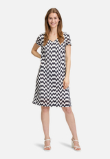 Sommerkleid mit V-Ausschnitt / Modellfoto Vorderseite (Outfit)