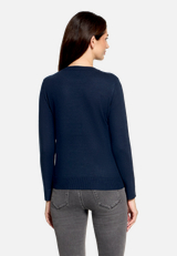 Basic-Strickpullover mit Rundhalsausschnitt / Modellfoto Rückseite