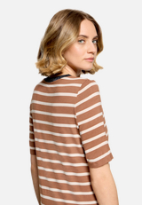 Gestreiftes T-Shirt  mit V-Ausschnitt  / Detailbild