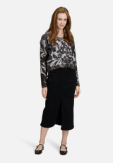 Grobstrick-Pullover mit Pailletten / Modellfoto Vorderseite (Outfit)