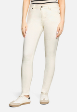 Slim Fit Jeans  mit Stretch Anteil Style Sunny  / Modellfoto Vorderseite