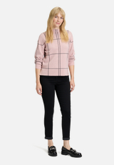Strickpullover kariert / Modellfoto Vorderseite (Outfit)