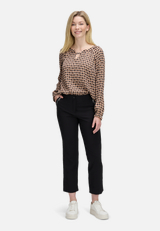 Casual-Hose mit Reißverschluss / Modellfoto Vorderseite (Outfit)
