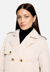 Kurzer Trenchcoat  mit Knöpfen  / Detailbild