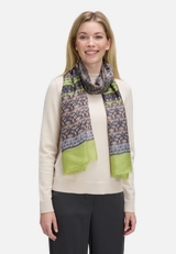 Basic-Schal mit Aufdruck / Modellfoto Vorderseite