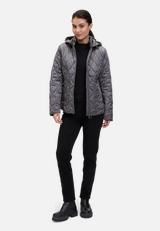 Outdoorjacke mit abnehmbarer Kapuze / Modellfoto Vorderseite (Outfit)