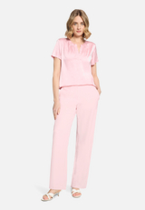 Satin-Bluse kurzarm / Modellfoto Vorderseite (Outfit)