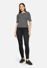 Slim Fit Jeans  mit Stretch-Anteil Style Sunny Short  / Modellfoto Vorderseite (Outfit)