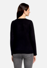 Basic-Strickpullover mit Rundhalsausschnitt / Modellfoto Rückseite